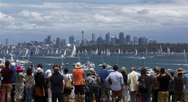 Crowds on South Head enjoy spectacular start to Rolex Sydney Hobart ©  Rolex / Carlo Borlenghi http://www.carloborlenghi.net